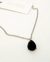 Collar plateado con dije de lágrima facetado color negro.