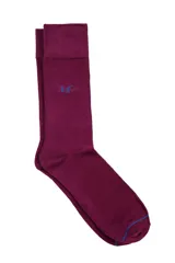 Medias lisas color bordó con elástico en la parte superior, logo bordado en azul en el tobillo y detalle de línea azul en la punta.