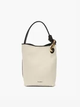 Bolso de hombro tipo bucket color crema, con detalles en cuero negro y herrajes dorados.