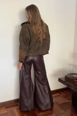 Pantalón de cuero marrón de corte palazzo con paneles y costuras a la vista.