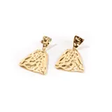 Aros colgantes dorados con forma irregular y textura martillada.