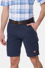 Bermuda cargo color beige con bolsillos laterales y traseros. Se ajusta a la cintura con cinturón de cuero marrón.