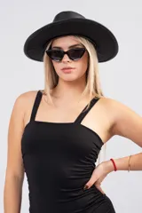 Vestido corto al cuerpo de seda con lycra, color negro, con breteles finos y detalle de ruedo asimétrico con puntilla transparente.
