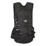 Mochila New Balance negra de 15 litros con logo reflectivo. Cuenta con compartimento principal con cierre, correas de compresión laterales, funda interior para mochila de hidratación y bolsillo frontal con cremallera y protección contra la lluvia.