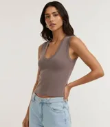 Blusa sin mangas de Blue Steel, confeccionada en tejido de algodón acanalado con elastano. Presenta un diseño básico con escote en V y corte ajustado al cuerpo.