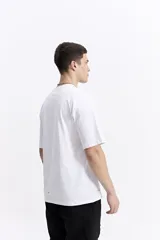 Remera negra de manga corta con escote redondo, ajuste regular y estampado frontal con texto en blanco.