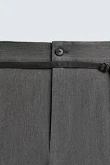 Pantalón de corte balloon fit en color gris, confeccionado en tejido con viscosa. Presenta pliegues frontales, cintura con cinturón integrado a contraste, bolsillos laterales y bolsillos traseros de vivo.