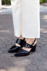 Zapatos negros de charol con taco cuadrado y tira sobre el empeine con hebilla metálica. Calzado de cuero hecho a mano en Uruguay.