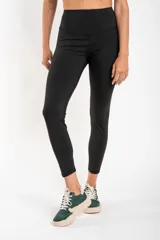 Legging deportivo de tiro alto en color negro, con ajuste ceñido al cuerpo y diseño minimalista.