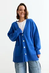 Cardigan de punto color fucsia, con cuello en V, cierre frontal con botones y bolsillos laterales. Presenta un diseño holgado con mangas largas y puños acanalados.