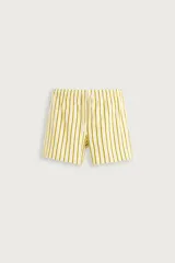 Short de baño confeccionado en tejido técnico, con diseño de rayas verticales amarillas y verdes sobre fondo blanco. Cuenta con cintura elástica ajustable con cordón, bolsillos laterales y bolsillo trasero con vivo.