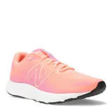 Championes de running New Balance en color coral con detalles en rosa. Presentan una parte superior de malla transpirable, cierre con cordones y suela de espuma blanca con base negra.