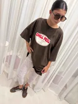 Calza tipo capri de encaje blanco con diseño floral, de corte ajustado y largo hasta la pantorrilla.