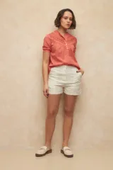 Short negro de tiro alto con bolsillos laterales y botón a tono.