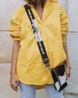 Camisa de vestir oversize color amarillo brillante, con cuello clásico y puños anchos.