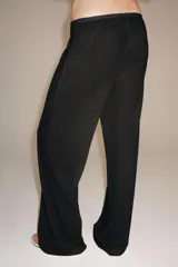 Pantalón de pierna recta color tostado, con tiro medio y cintura elástica. Confeccionado en hilatura con mezcla de viscosa.