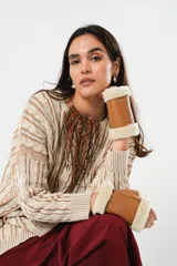 Guantes mitones color marrón de cuero con borde de lana natural color crema.