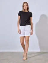 Remera negra de algodón y viscosa, de corte clásico y mangas cortas.