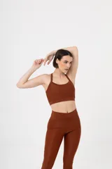 Legging deportiva de tiro alto con cortes orgánicos que brindan compresión muscular y ajuste anatómico.