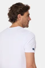 Remera básica de algodón color azul marino, de manga corta, con cuello redondo y logo bordado en el frente.