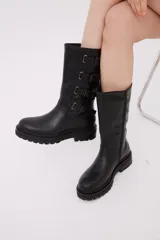 Bucaneras negras de eco cuero con plataforma y cierre lateral.