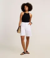 Body blanco sin mangas, confeccionado en tejido rib con textura acanalada y escote recto.