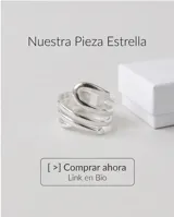 Anillo de acero plateado con diseño abierto en forma de espiral o bucles entrelazados.