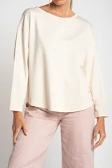 Sweater color arena de viscosa, algodón, lino y elastano, de calce al cuerpo.