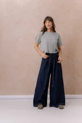 Jean wide leg de tiro alto color azul oscuro, con pierna extra ancha, pinzas delanteras y lazo ajustable en la cintura. Cuenta con bolsillos laterales y traseros.