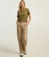 Remera básica de manga corta y cuello redondo, confeccionada en algodón de color celeste.