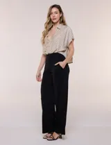Pantalón wide leg plisado, color beige, con pretina ancha elastizada y bolsillos delanteros.