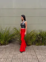 Top asimétrico plateado de crepé foil, con un solo hombro y cruce en el frente que se extiende hacia la espalda.