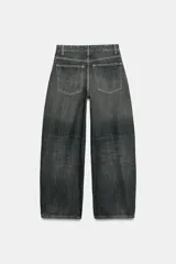 Jeans de tiro medio y corte baggy oversize con diseño de costuras marcadas en las piernas, trabillas para cinturón y cinco bolsillos tradicionales. Cierre frontal con cremallera y botón metálico.