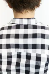 Camisa a cuadros blancos y negros, de algodón, con cuello mao y mangas largas.