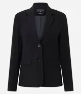 Blazer de corte sastre color negro, con cuello de solapas, cierre frontal de dos botones y forro interno. Presenta una estructura recta y refinada.