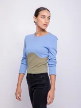 Remera de manga larga con diseño color block en celeste y verde oliva.
