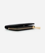 Billetera mediana de poliuretano color negro, con cierre de cremallera y placa metálica dorada con el logo de la marca en el frente.