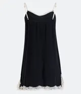 Camisón negro corto de viscolycra con tirantes finos regulables y detalles de encaje blanco en el escote y el ruedo.