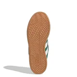 Championes urbanos Adidas modelo Grand Court Alpha, color verde con las icónicas tres tiras laterales en blanco. Presentan una capellada de gamuza, cordones al tono y suela de goma con base color caramelo.