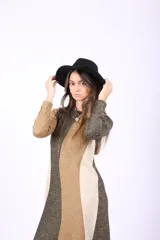 Vestido midi tejido con lurex, corte recto y tajos laterales.