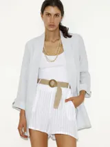 Saco de lino color celeste con bolsillos frontales.