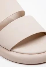 Sandalia color marrón claro de símil cuero con doble cinta ancha y plataforma de 2 cm.