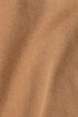 Remera larga de algodón pima color camel, de corte entallado, con cuello redondo y mangas al codo.