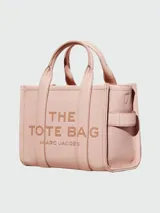 Bolso tote pequeño de cuero texturizado color gris con doble asa corta superior y correa larga extraíble y ajustable para llevar al hombro. Estampado frontal con el texto "The Tote Bag" y el nombre de la marca.