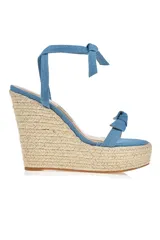 Sandalias con plataforma de yute y tiras de tela celeste con estampado tie-dye.