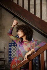 Remera de mangas largas con estampado de círculos de colores.