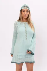 Vestido corto tejido con diferentes puntos, color celeste, mangas oxford y forro interior desmontable.