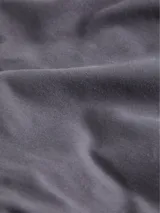 Pantalón chino de sarga elástica, corte slim y talle medio, color gris oscuro. Incluye un cinturón negro con hebilla metálica en forma de D.