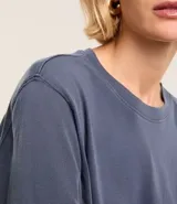 Remera de algodón color verde oliva con cuello redondo y mangas cortas.