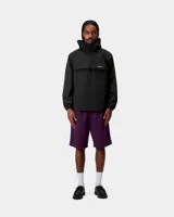 Campera impermeable estilo anorak Carhartt WIP modelo Windbreaker Pullover, color azul marino, con capucha ajustable, cierre frontal de media cremallera y bolsillo canguro frontal con solapa.